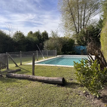 Casa en  alquiler anual de 7 amb. con pileta en San Isidro Labrador, Villanueva