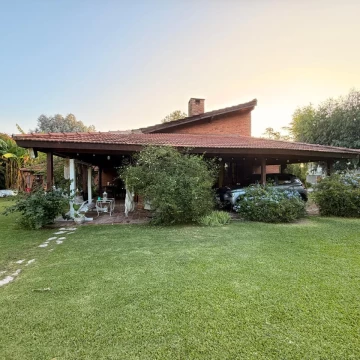 Casa sobre lote central en CC Larena