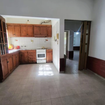 Casa en Venta Rivadavia CENTRO 3 habitaciones lavandería patio con horno a leña churrasquera despens