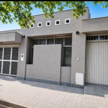 VENTA CASA SAN MARTÍN CENTRO 4 DORMITORIOS 2 BAÑOS COCHERAS AMPLIO COMEDOR