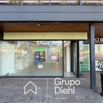 En el corazón comercial de Los Carolinos, una ubicación que potencia tu marca.