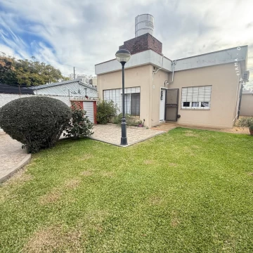 APTO CRÉDITO - Casa en venta de 3 ambientes con cochera y jardín - Villa Ballester