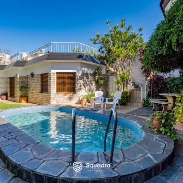 VENTA | PERMUTA - Casa 4 dormitorios, cochera, quincho y piscina - Echesortu. APTO CRÉDITO.