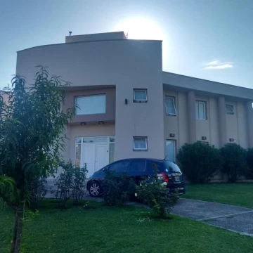 VENTA – Casa de 5 dormitorios con pileta y bodega en Los Soles de Valle Escondido