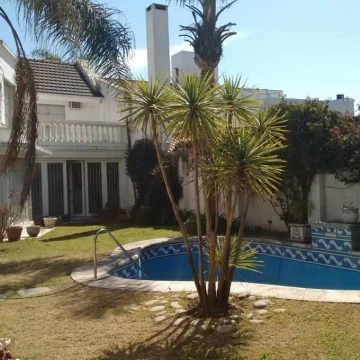 Casa de 4 dormitorios en venta en Villa Centenario - de CATEGORIA