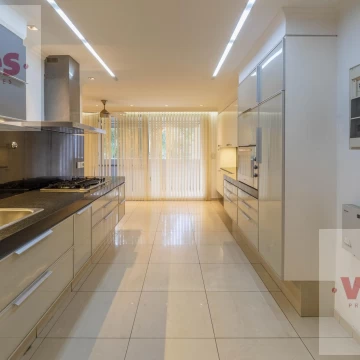 Departamento de 3 dormitorios de categoría en venta en Village Plaza