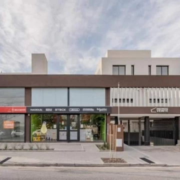 Locales en venta en Poeta Lugones - Sobre calle principal