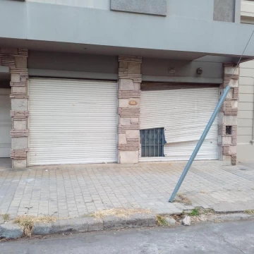ALQUILER – Oficina/Local comercial con 3 privados en Alberdi