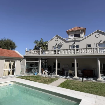 VENTA – Casa de 4 dormitorios con pileta en Los Cielos, Valle Escondido