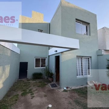 VENTA LA CALERA - CASA 2 DORMITORIOS - PILETA