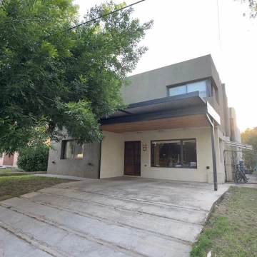 VENTA – Casa de 5 dormitorios con pileta en La Estanzuela
