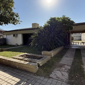 VENTA – Casa de 3 dormitorios con gran lote y quincho en Urca