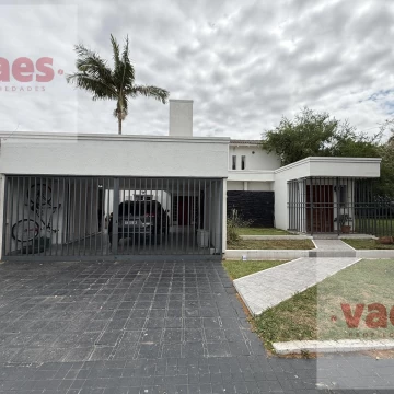 VENTA – Casa 4 dormitorios con quincho y pileta en Alto Verde