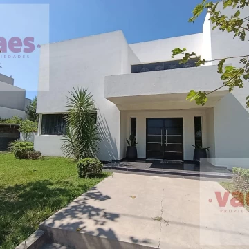 VENTA – Moderna casa de 4 dormitorios con pileta en Tejas del Sur III  3