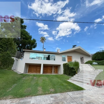 Hermosa Casa En Venta con 5 Dormitorios, Patio, Pileta y Quincho