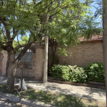 VENTA – Casa de 4 dormitorios frente a plaza en Urca