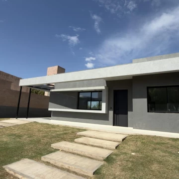 VENTA – Casa de 3 dormitorios con galería y asador en Las Cañitas, Malagueño
