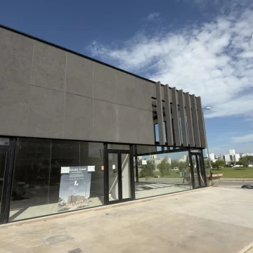 ALQUILER – Locales comerciales con vidriera en esquina frente a espacio verde en Docta
