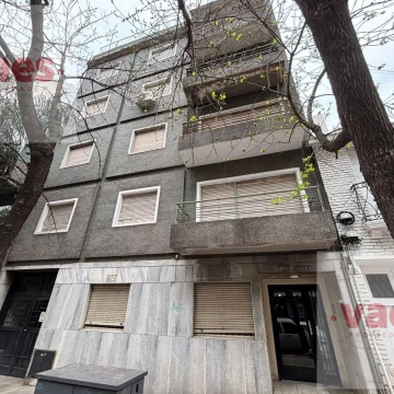 ALQUILER – Departamento de 3 dormitorios con balcón sobre Vélez Sarsfield en Centro