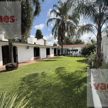 VENTA – Casa de 4 dormitorios con pileta y gran lote en Barrio Urca