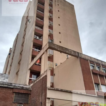 VENTA – Departamento de 2 dormitorios con cochera en Centro