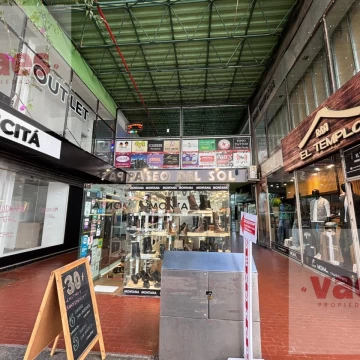 ALQUILER – Local comercial con vidriera y depósito en Galería Paseo del Sol, pleno Centro
