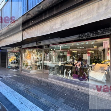 ALQUILER – Local comercial con gran vidriera y depósito en Centro