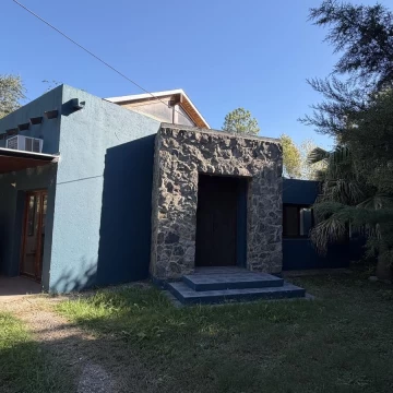 VENTA – Dúplex de 3 dormitorios con pileta en Housing cerrado en Argüello