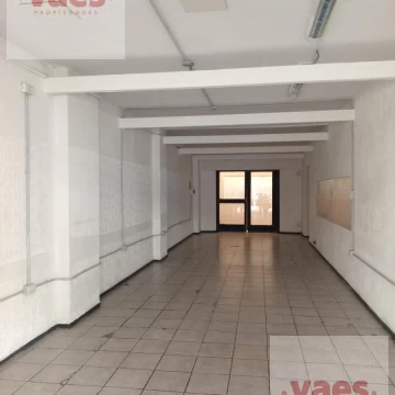 ALQUILER – Local comercial en planta libre con vidriera en Vélez Sarsfield