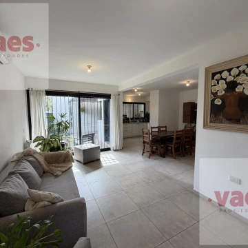 VENTA – Dúplex apto crédito de 3 dormitorios con patio y cochera en Alto Verde