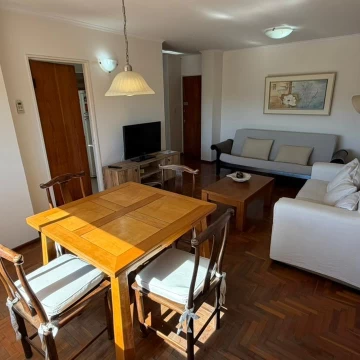 VENTA – Departamento 2 dormitorios en excelente estado con baulera en Centro