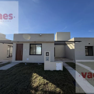 VENTA – Dúplex de 1 dormitorio con patio y cochera en Docta Avenida