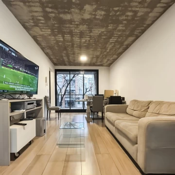 Amplio monoambiente de 50m2 divisible con balcón y cochera cubierta en Caballito