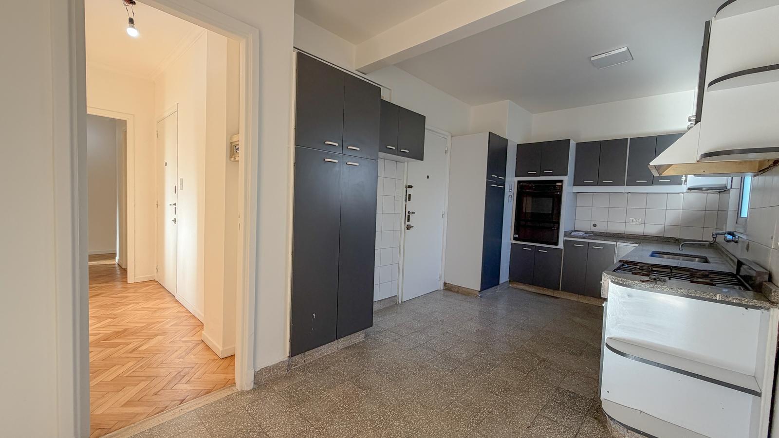 cocina con entrada de servicio