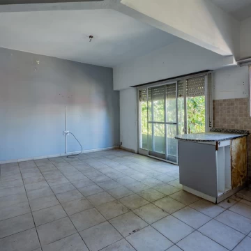 Venta - Casa multifuncional con Departamento y Galpón en Caseros - Permuta