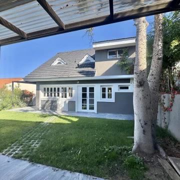 Casa de diseño moderno en venta en Barrio Dalvian | 3 suites y cava de vinos
