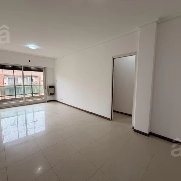 Departamento en Alquiler en Villa ballester - Tres ambientes con cochera - Céntrico