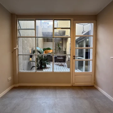 Casa 2 dormitorios con patio y cochera 100% renovada