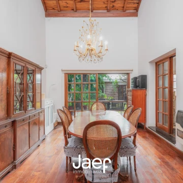 Casa 4 dormitorios con gran parque, quincho y cocheras
