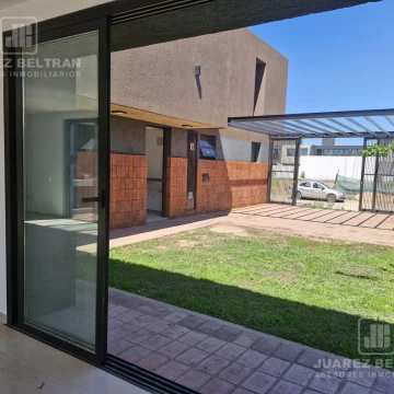 CASA A ESTRENAR - 3 DORMITORIOS - 2 PLANTAS - GALERIA CON ASADOR Y PILETA
