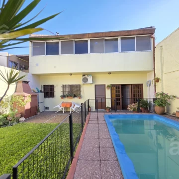 Casa en Villa Ballester - Venta - Cuatro Ambientes - Excelente estado de conservación.