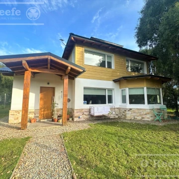 Casa tipo PH de 3 ambientes con jardín propio en venta, zona Pinar del Lago.