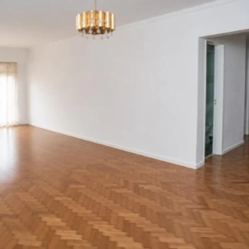 Semipiso de  4 ambientes con Dependencia y  Cochera fija