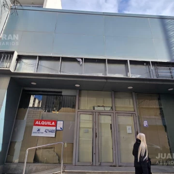 Local de 360m2 - Casi esquina Colón