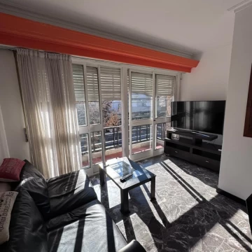 Casa de planta alta con dos dormitorios y cochera en Echesortu