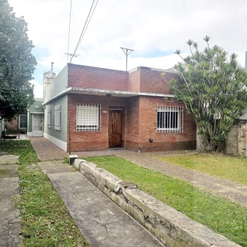 Venta Casa - Villa Martelli 3 Dormitorios, Jardín, Apto Crédito, Vivienda o uso comercial