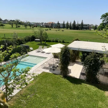 Gran casa en venta sobre lote al golf en Haras Santa María