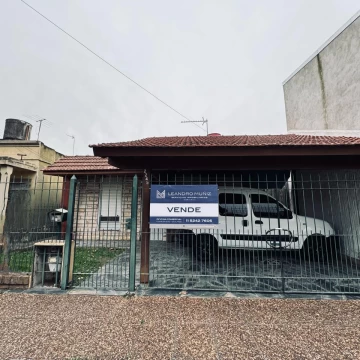 Venta de casa 3 ambientes con amplio parque y cochera en Berazategui