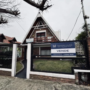 Venta de casa 3 ambientes con cochera apto crédito en Berazategui centro