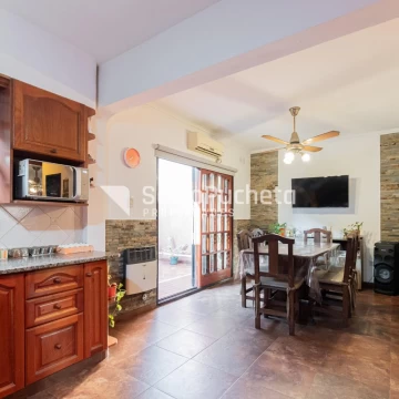 Venta triplex 5 ambientes con patio y cochera en Castelar.